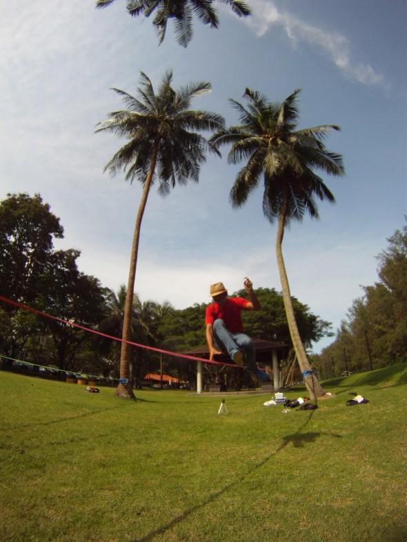 Elephant Slacklines athlete Fal showing his stuff.. 