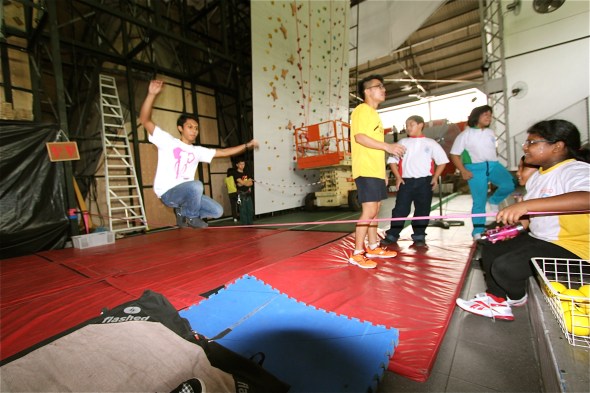 Irham showing the kids some simple tricks and they love it!