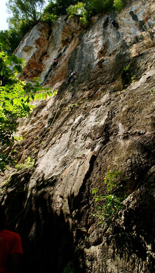 Long easy routes on Nyamuk Wall (Photo by Jill Marion) Long easy routes on Nyamuk Wall (Photo by Jill Marion)
