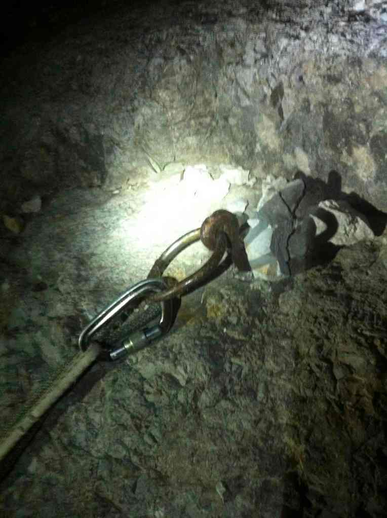 Cemented pitons and single rings are standard anchors here. 