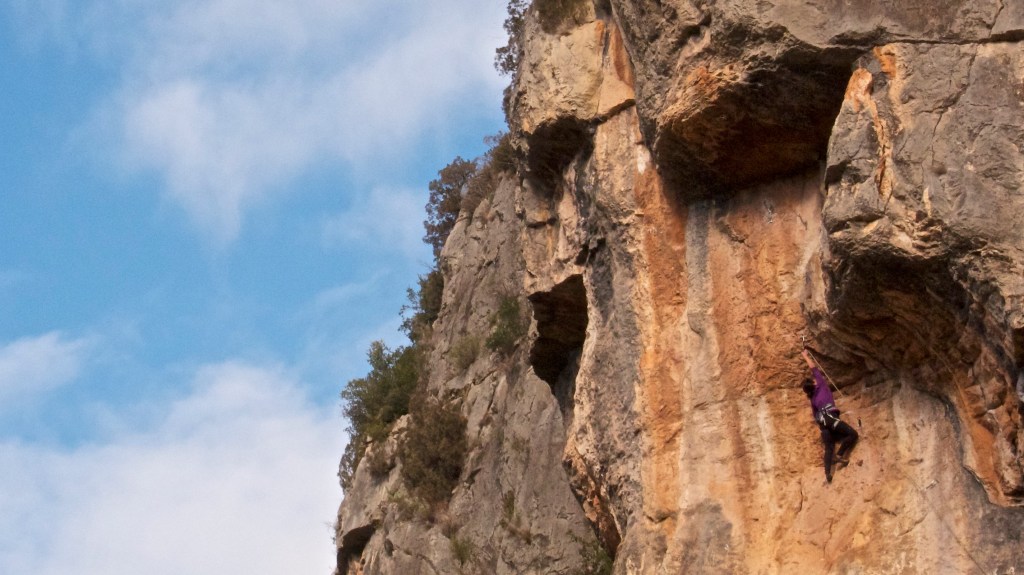 Elisa reaching for the clip on Los Profesionales