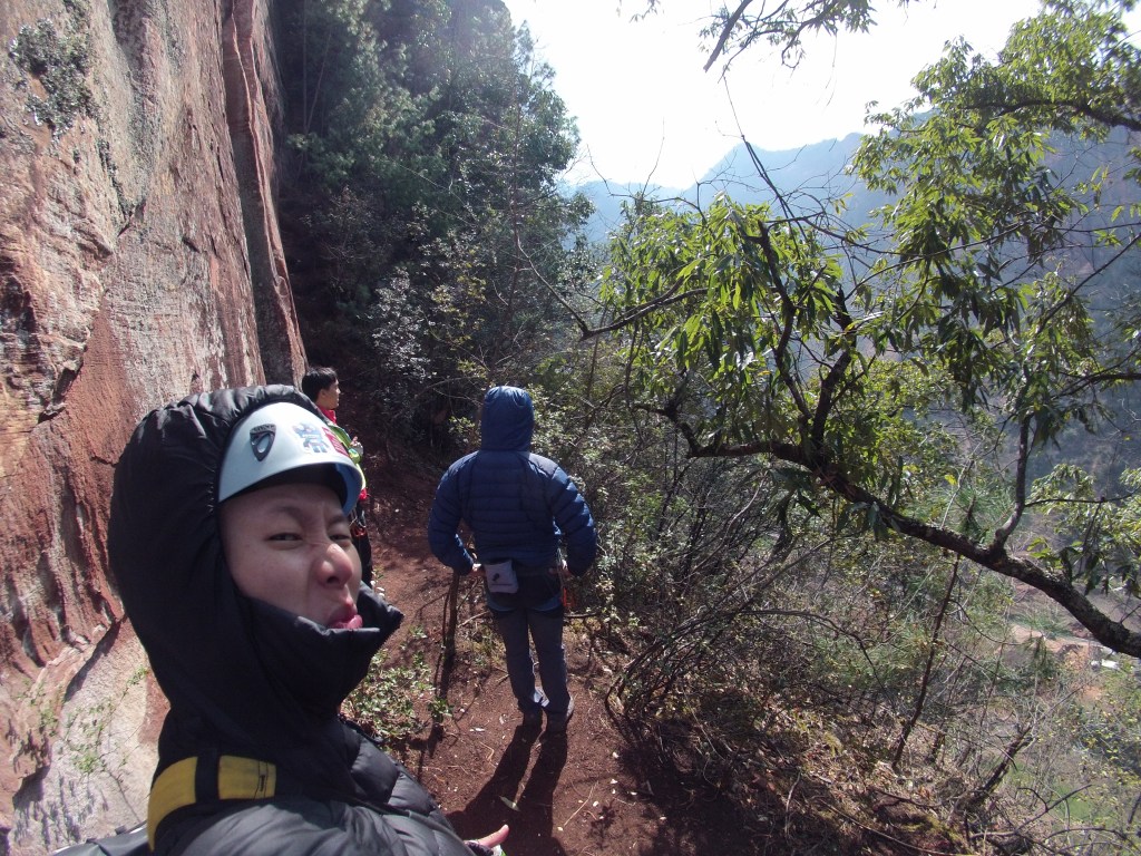 It works like a solar panel. Keep the heat in and store it in the down jacket!