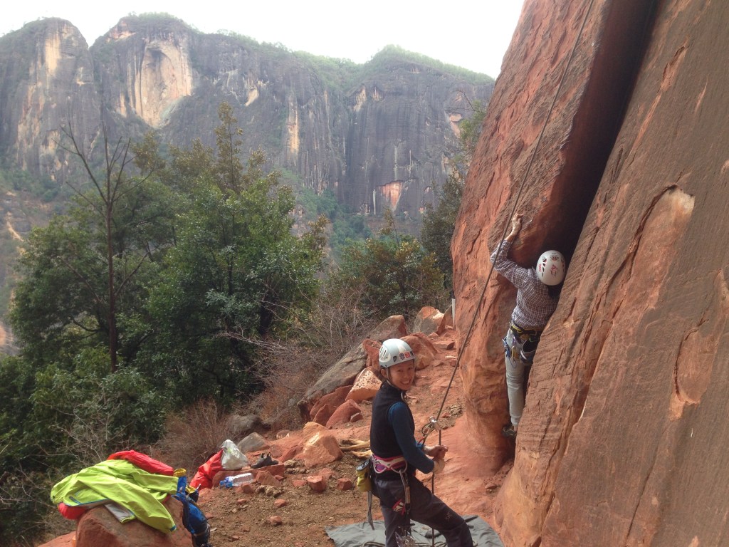 Looking for the Pineapple.. as Kelly looks on.. =D